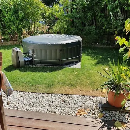 Pour Un Couple, Jardin アパート *